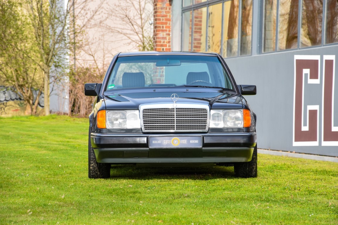 Mercedes Benz W124 200E Front