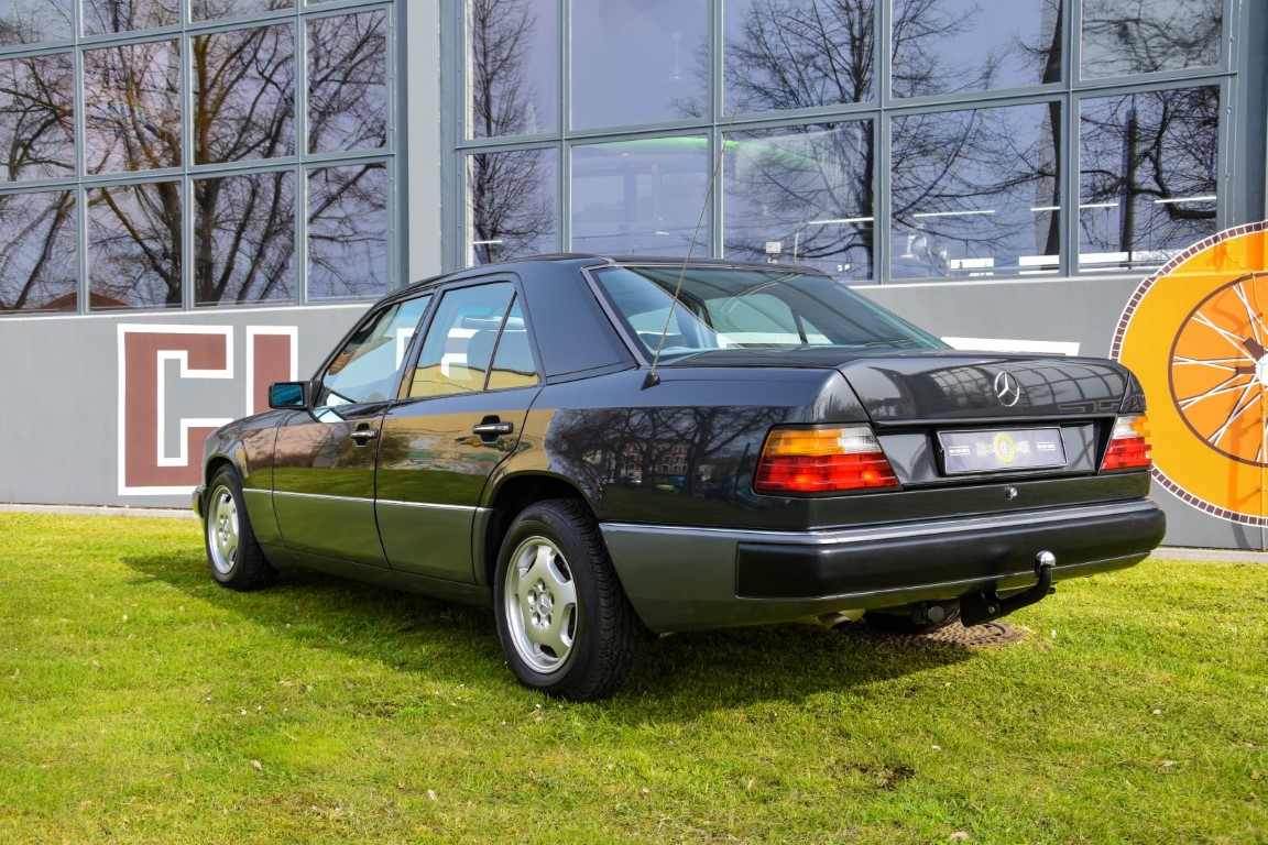 Mercedes Benz W124 200E Seite-Heck