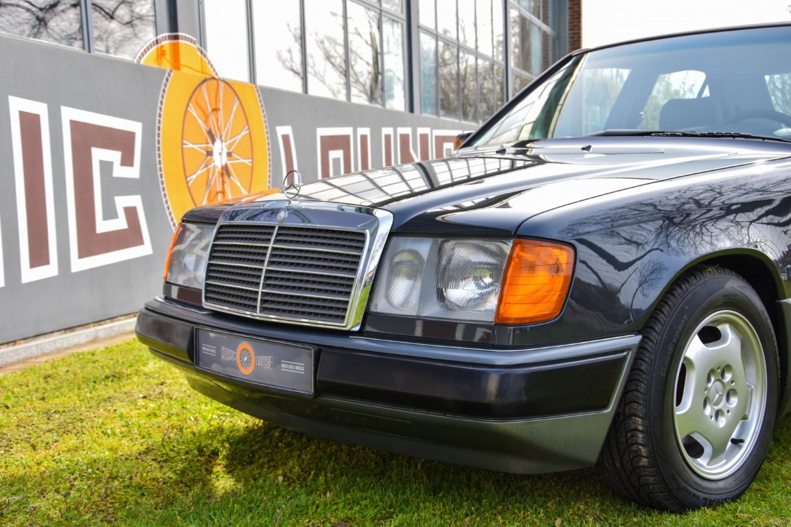 Mercedes Benz W124 200E Front