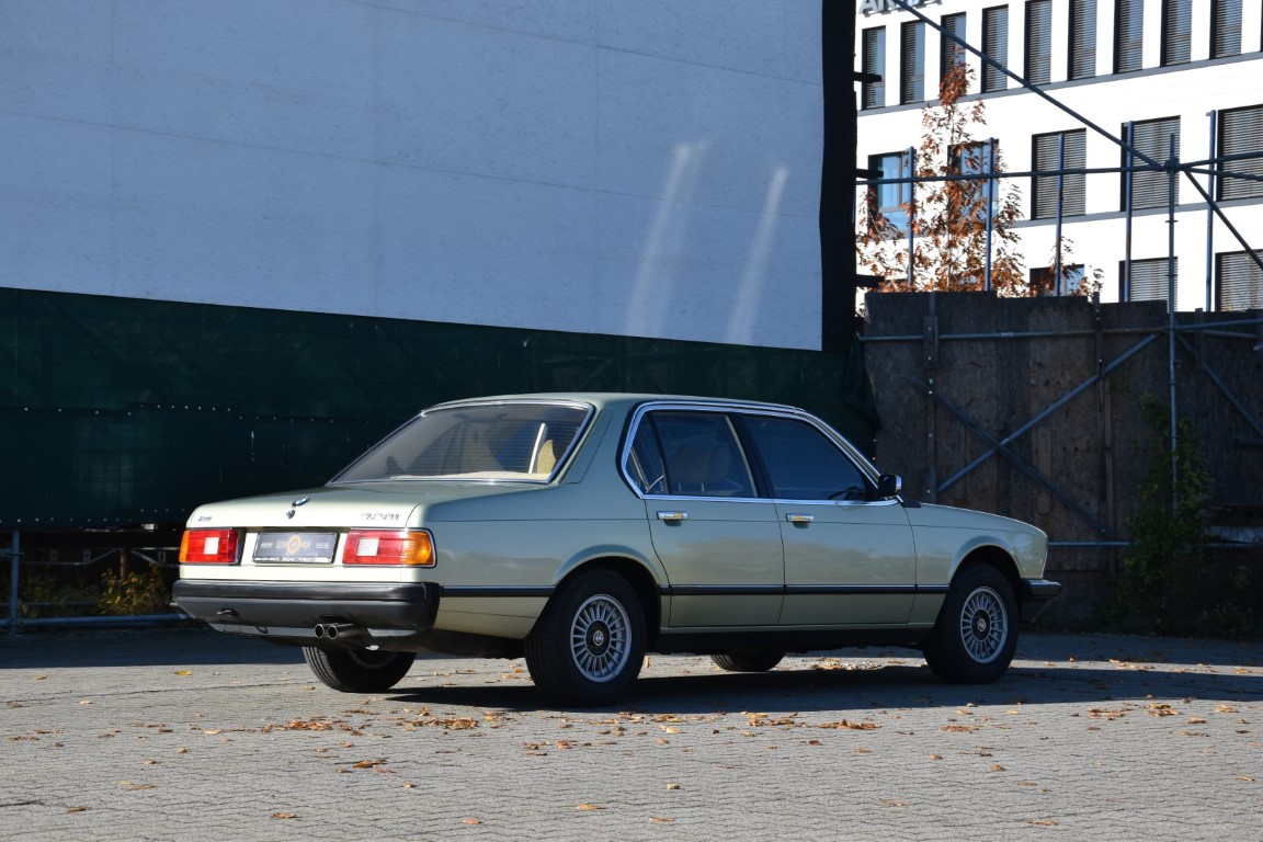 BMW 728i von schräg hinten
