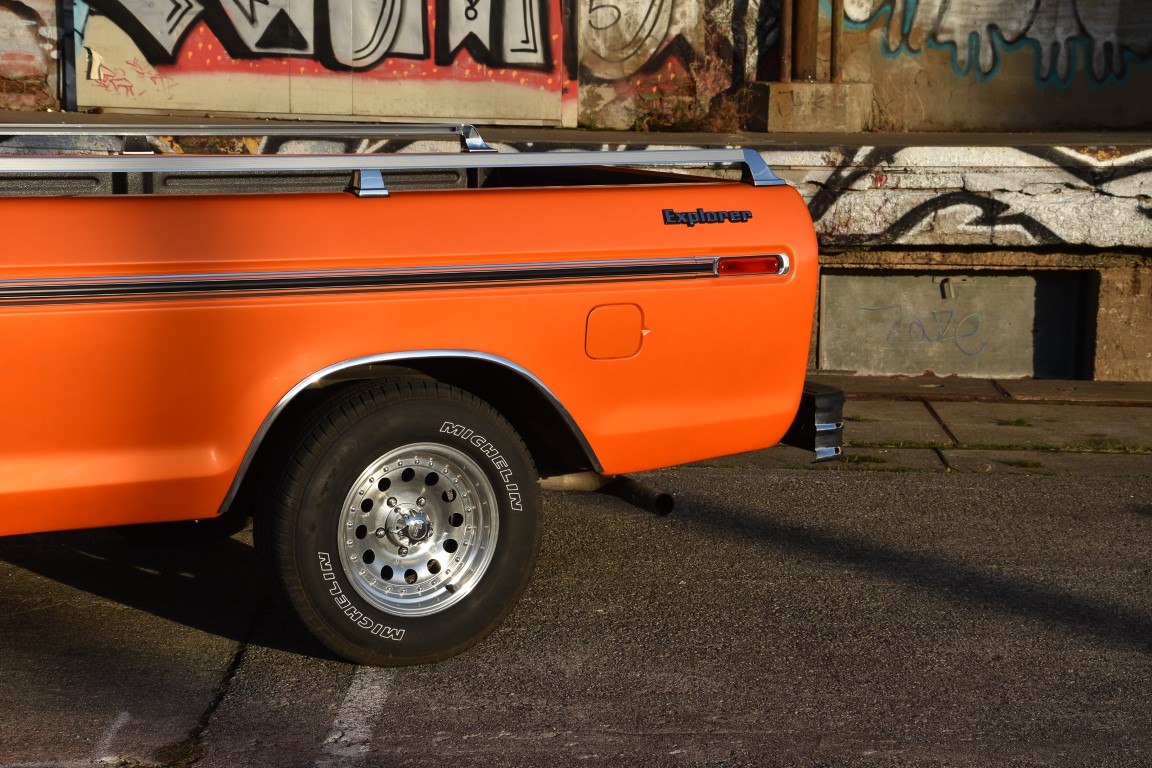 Ford F100 Heck seitlich Reifen