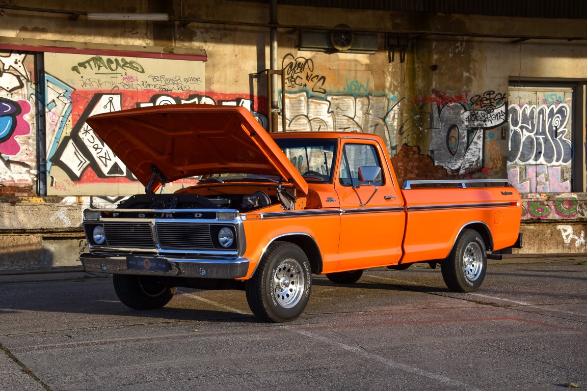 Ford F100 Motorhaube offen